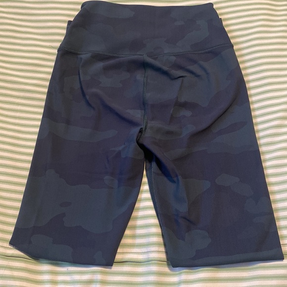 ALO Yoga camo exercise pants. - Picture 3 of 6